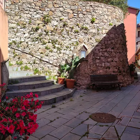 Tra Le Cinque Terre, Camogli E Portofino. Vista Valle E Scorcio Mare All'orizzonte *