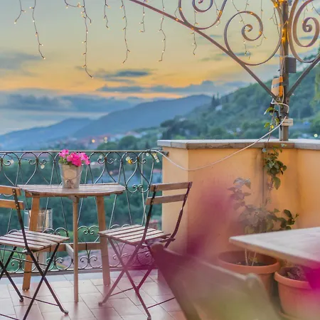 Tra Le Cinque Terre, Camogli E Portofino. Vista Valle E Scorcio Mare All'orizzonte Castiglione Chiavarese