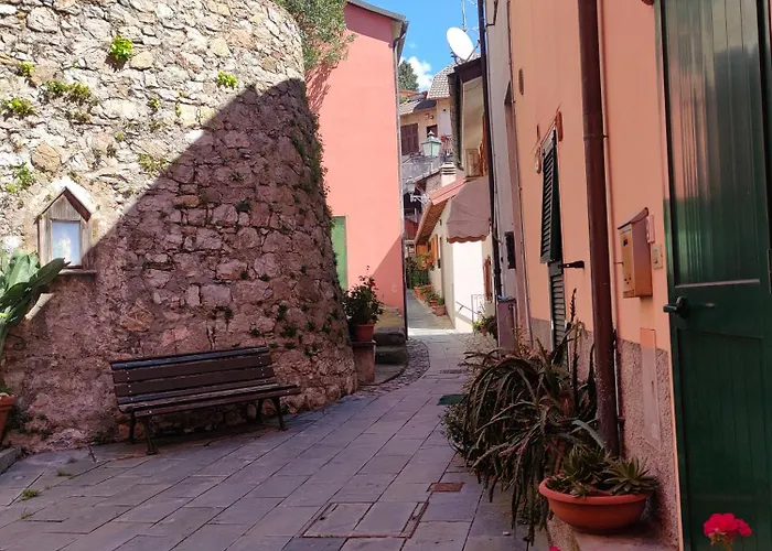 Tra Le Cinque Terre, Camogli E Portofino. Vista Valle E Scorcio Mare All'orizzonte Castiglione Chiavarese