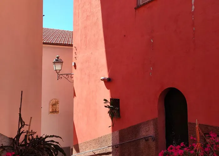 Tra Le Cinque Terre, Camogli E Portofino. Vista Valle E Scorcio Mare All'orizzonte *