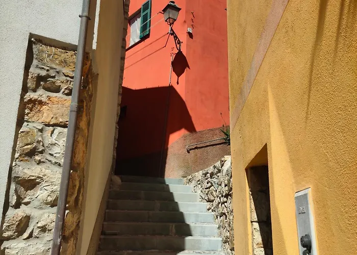 Tra Le Cinque Terre, Camogli E Portofino. Vista Valle E Scorcio Mare All'orizzonte * Castiglione Chiavarese