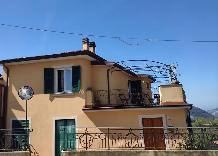 Tra Le Cinque Terre, Camogli E Portofino. Vista Valle E Scorcio Mare All'orizzonte * Castiglione Chiavarese