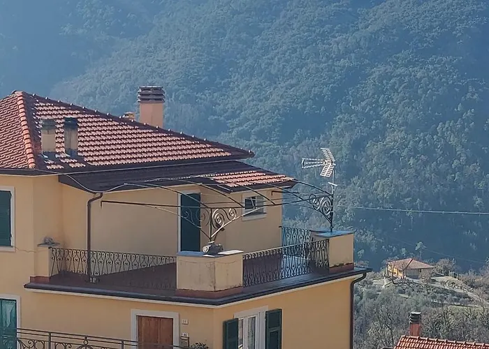 Tra Le Cinque Terre, Camogli E Portofino. Vista Valle E Scorcio Mare All'orizzonte Castiglione Chiavarese