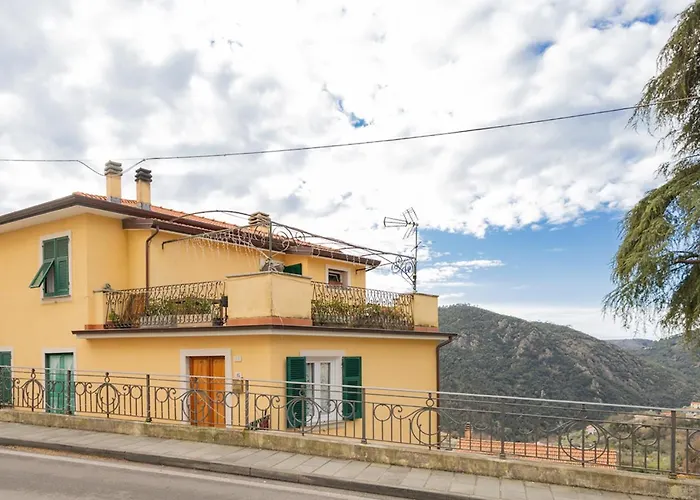 Tra Le Cinque Terre, Camogli E Portofino. Vista Valle E Scorcio Mare All'orizzonte * Castiglione Chiavarese