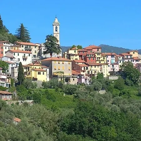 Tra Le Cinque Terre, Camogli E Portofino. Vista Valle E Scorcio Mare All'orizzonte
