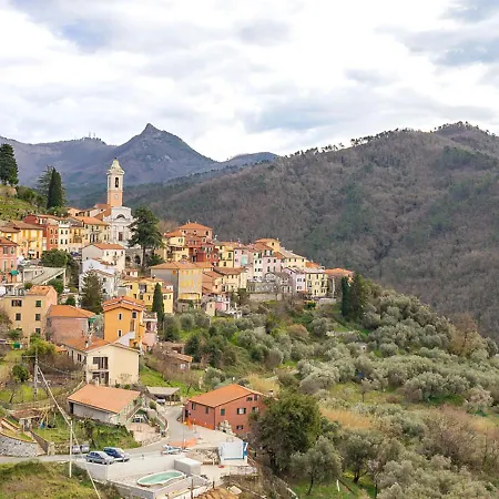 Tra Le Cinque Terre, Camogli E Portofino. Vista Valle E Scorcio Mare All'orizzonte