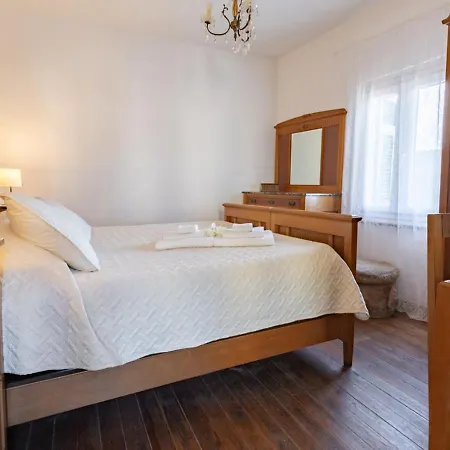 Tra Le Cinque Terre, Camogli E Portofino. Vista Valle E Scorcio Mare All'orizzonte *