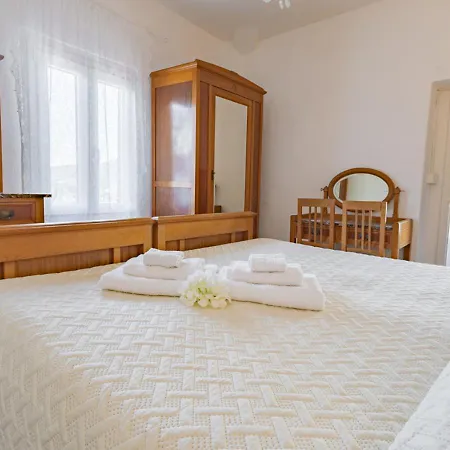 Tra Le Cinque Terre, Camogli E Portofino. Vista Valle E Scorcio Mare All'orizzonte