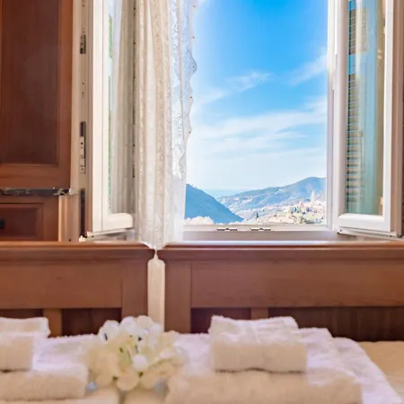 Tra Le Cinque Terre, Camogli E Portofino. Vista Valle E Scorcio Mare All'orizzonte Castiglione Chiavarese