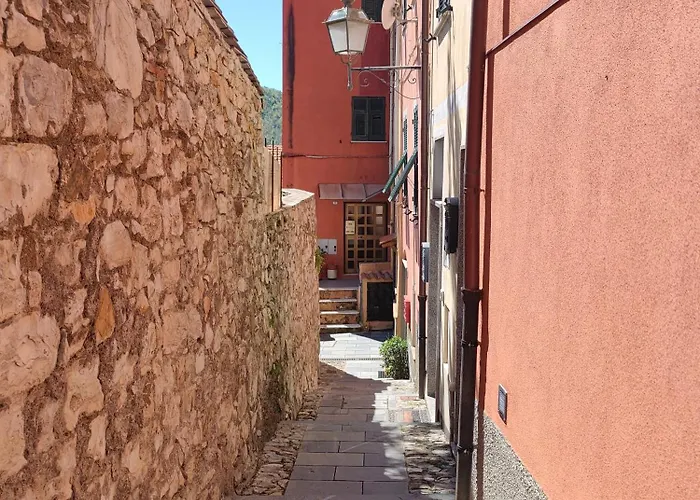 Tra Le Cinque Terre, Camogli E Portofino. Vista Valle E Scorcio Mare All'orizzonte Castiglione Chiavarese