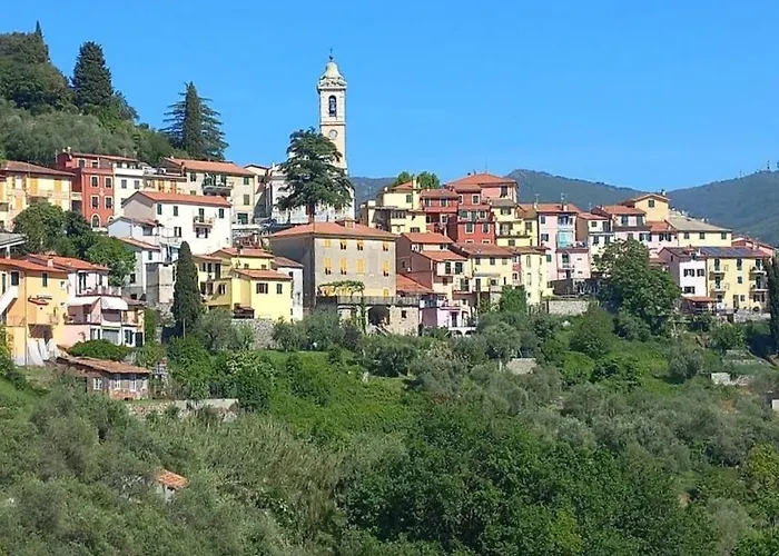 Tra Le Cinque Terre, Camogli E Portofino. Vista Valle E Scorcio Mare All'orizzonte