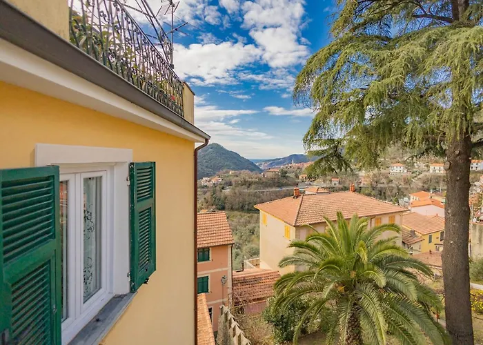 Tra Le Cinque Terre, Camogli E Portofino. Vista Valle E Scorcio Mare All'orizzonte *