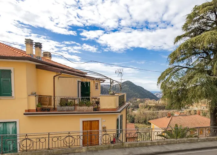 Tra Le Cinque Terre, Camogli E Portofino. Vista Valle E Scorcio Mare All'orizzonte * Castiglione Chiavarese