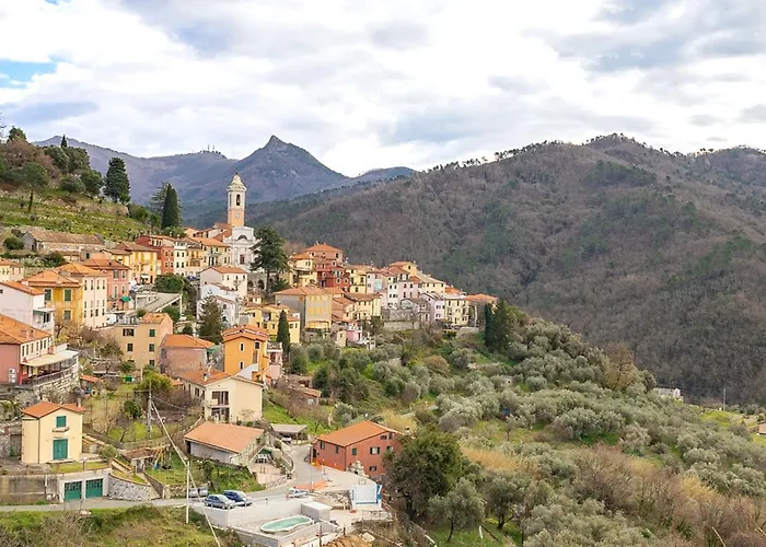 Tra Le Cinque Terre, Camogli E Portofino. Vista Valle E Scorcio Mare All'orizzonte
