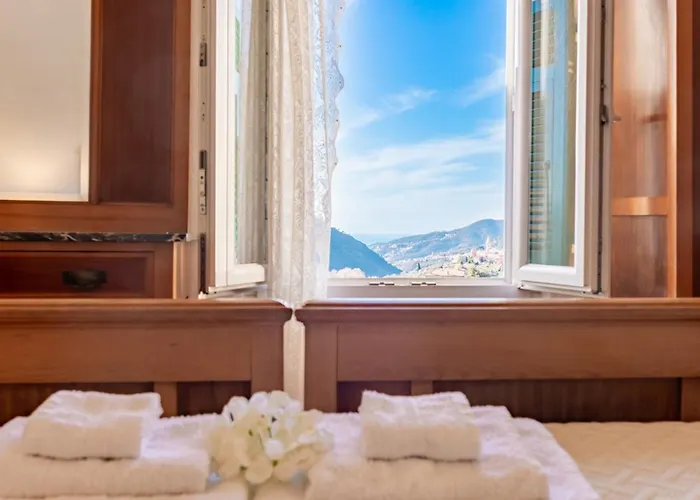 Tra Le Cinque Terre, Camogli E Portofino. Vista Valle E Scorcio Mare All'orizzonte Castiglione Chiavarese