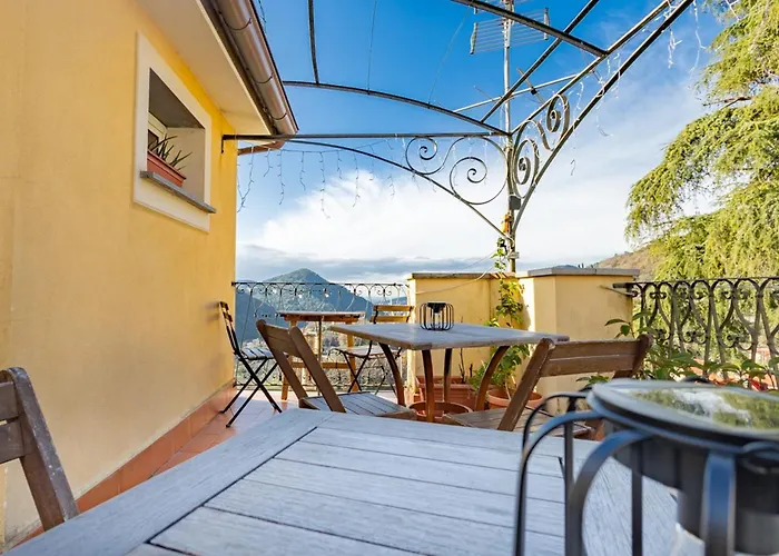 Tra Le Cinque Terre, Camogli E Portofino. Vista Valle E Scorcio Mare All'orizzonte