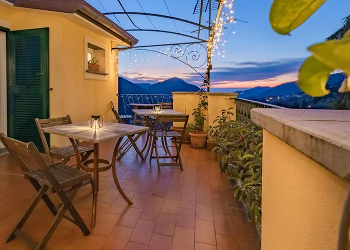 Tra Le Cinque Terre, Camogli E Portofino. Vista Valle E Scorcio Mare All'orizzonte Panzió Castiglione Chiavarese