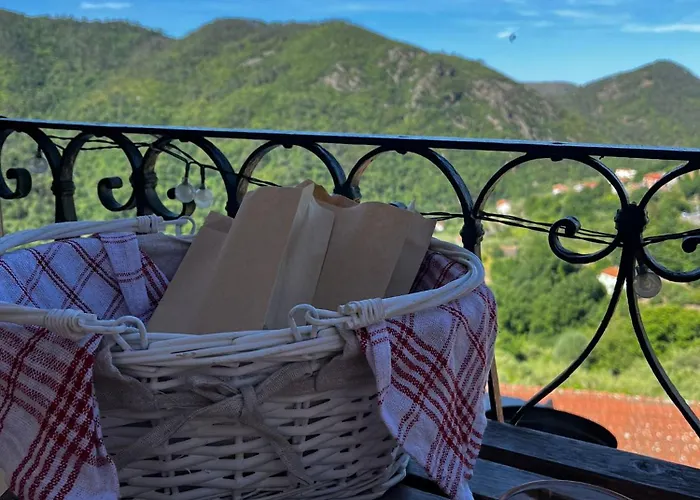 Tra Le Cinque Terre, Camogli E Portofino. Vista Valle E Scorcio Mare All'orizzonte Castiglione Chiavarese